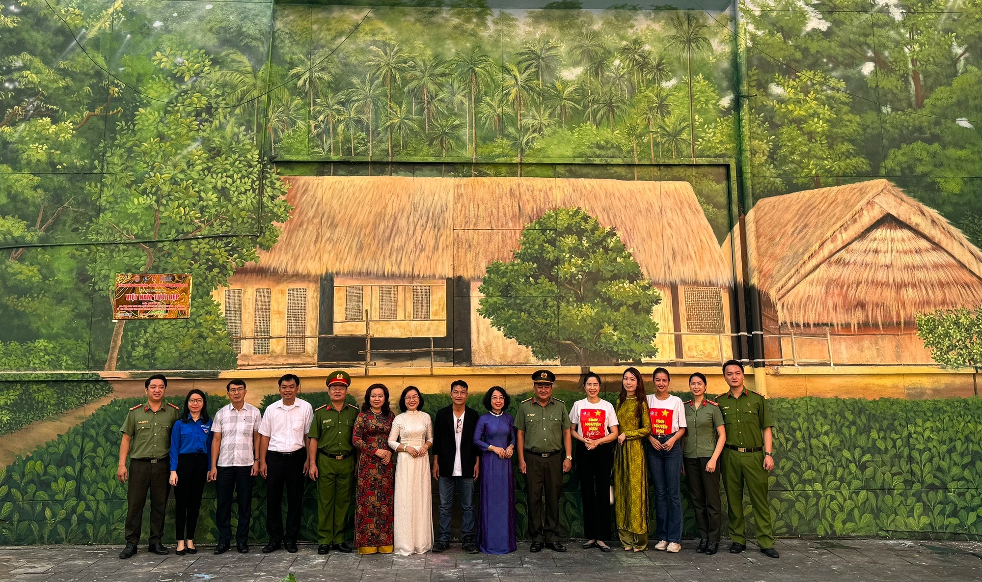 Khánh thành công trình bích họa Các đại biểu chụp hình lưu niệm bên bích họa