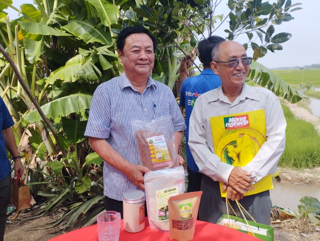 Làm nông thức thời: Thức thời như ông Năm Đấu- Ảnh 2. Lão nông Năm Đấu rất vui khi Bộ trưởng Lê Minh Hoan đến thăm