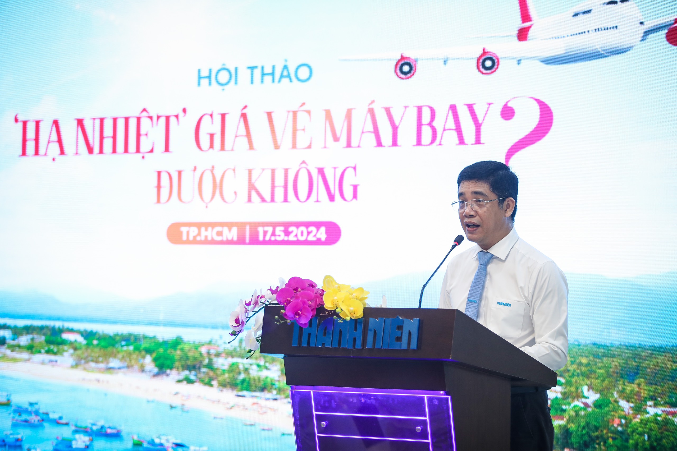 Giá vé máy bay 'nóng' hơn thời tiết và hóa đơn tiền điện- Ảnh 1. Nhà báo Lâm Hiếu Dũng - Phó tổng biên tập Báo Thanh Niên phát biểu khai mạc hội thảo