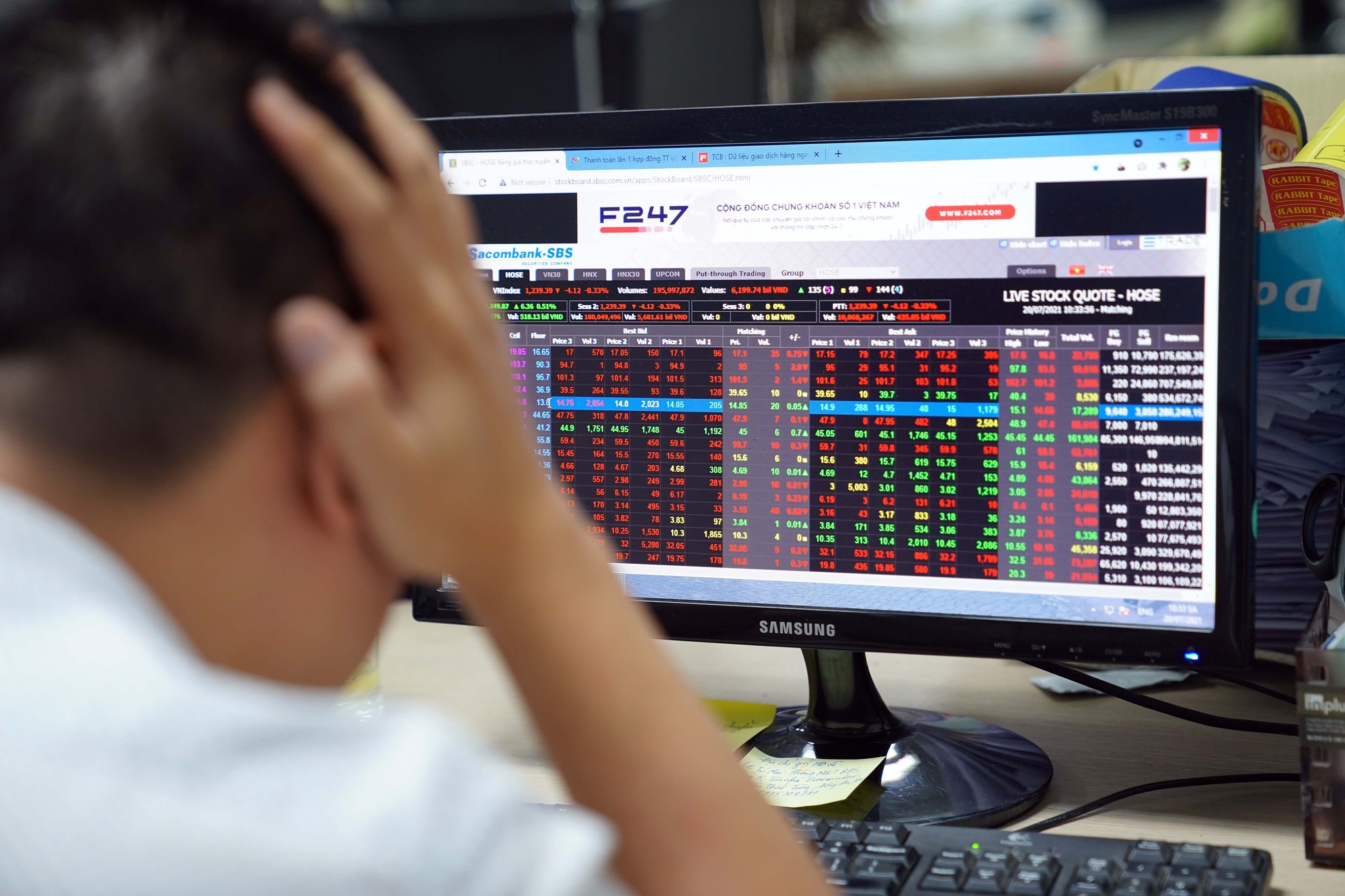 Loạt cổ phiếu bị hạn chế giao dịch do chậm nộp Báo cáo tài chính năm 2023- Ảnh 1. Một loạt cổ phiếu bị hạn chế giao dịch do chậm công bố Báo cáo tài chính kiểm toán năm 2023