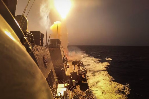 Lực lượng Houthi tuyên bố tấn công 5 tàu, trong đó có 2 chiến hạm Mỹ