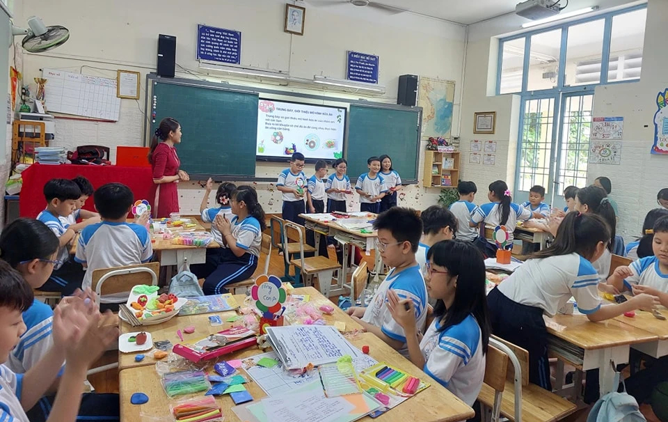 Lý do TP.HCM không tuyển đủ nhu cầu giáo viên ngoại ngữ, tin học- Ảnh 1.