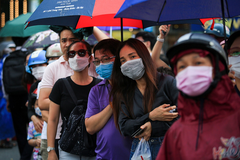 Cha mẹ thấp thỏm đợi con trong ngày thi vào lớp 10 ở TP.HCM năm 2023