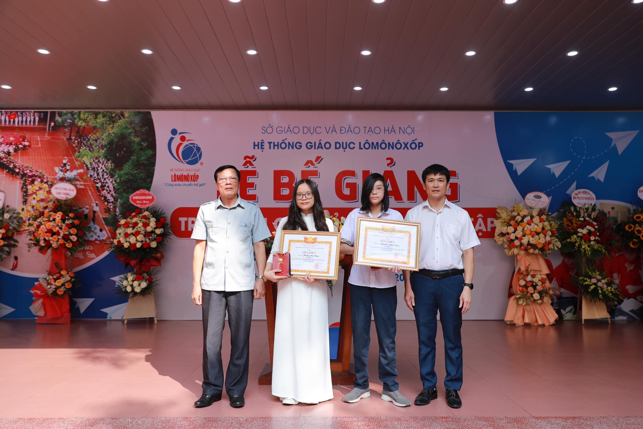 Hai học sinh tiêu biểu của Trường THCS-THPT M.V. Lômônôxốp (Hà Nội) được tặng thưởng vàng trong lễ bế giảng năm học