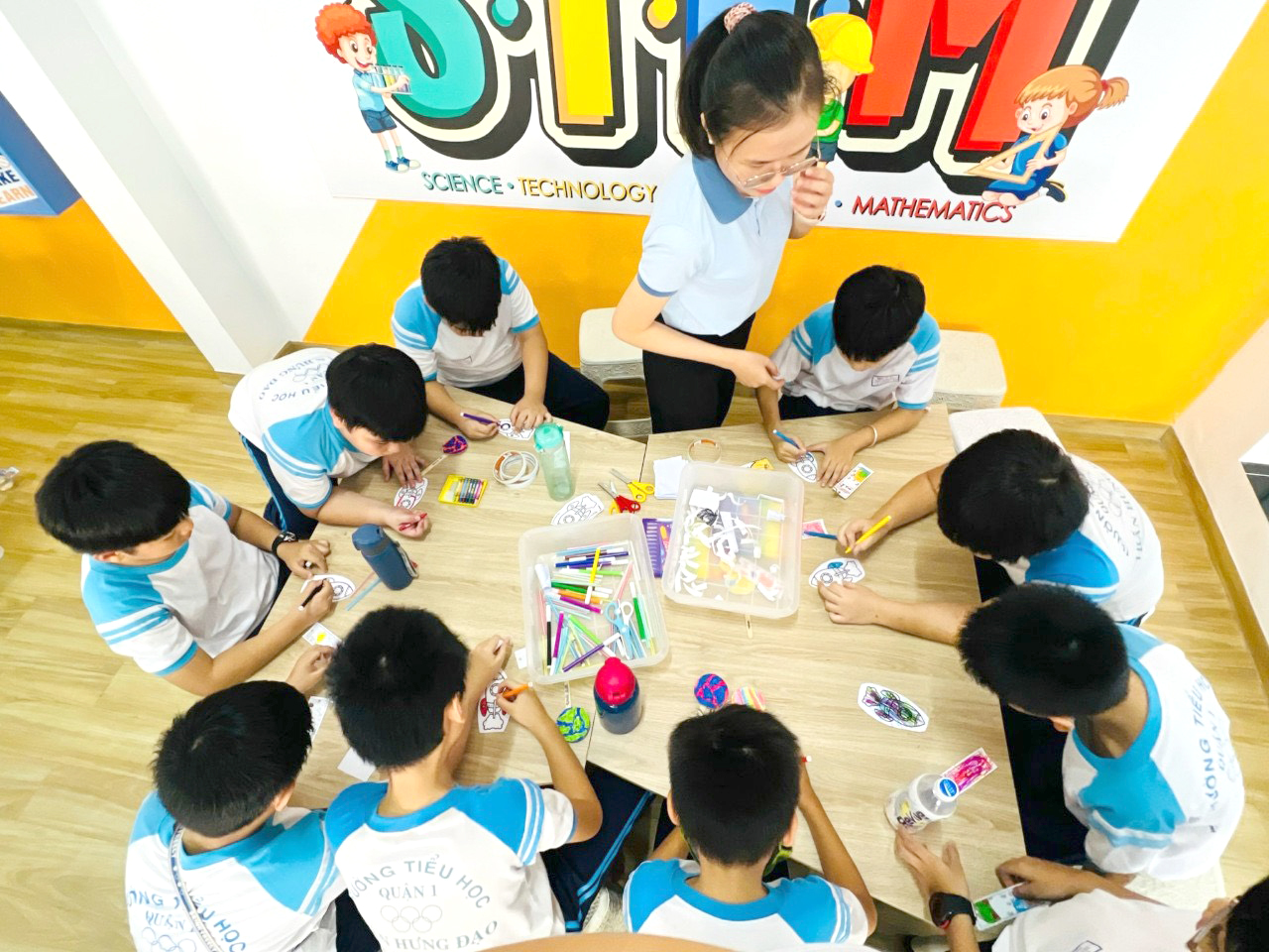 Học sinh Trường tiểu học Trần Hưng Đạo (Q.1, TP.HCM) sinh hoạt trong câu lạc bộ STEM, một cách tiếp cận với AI