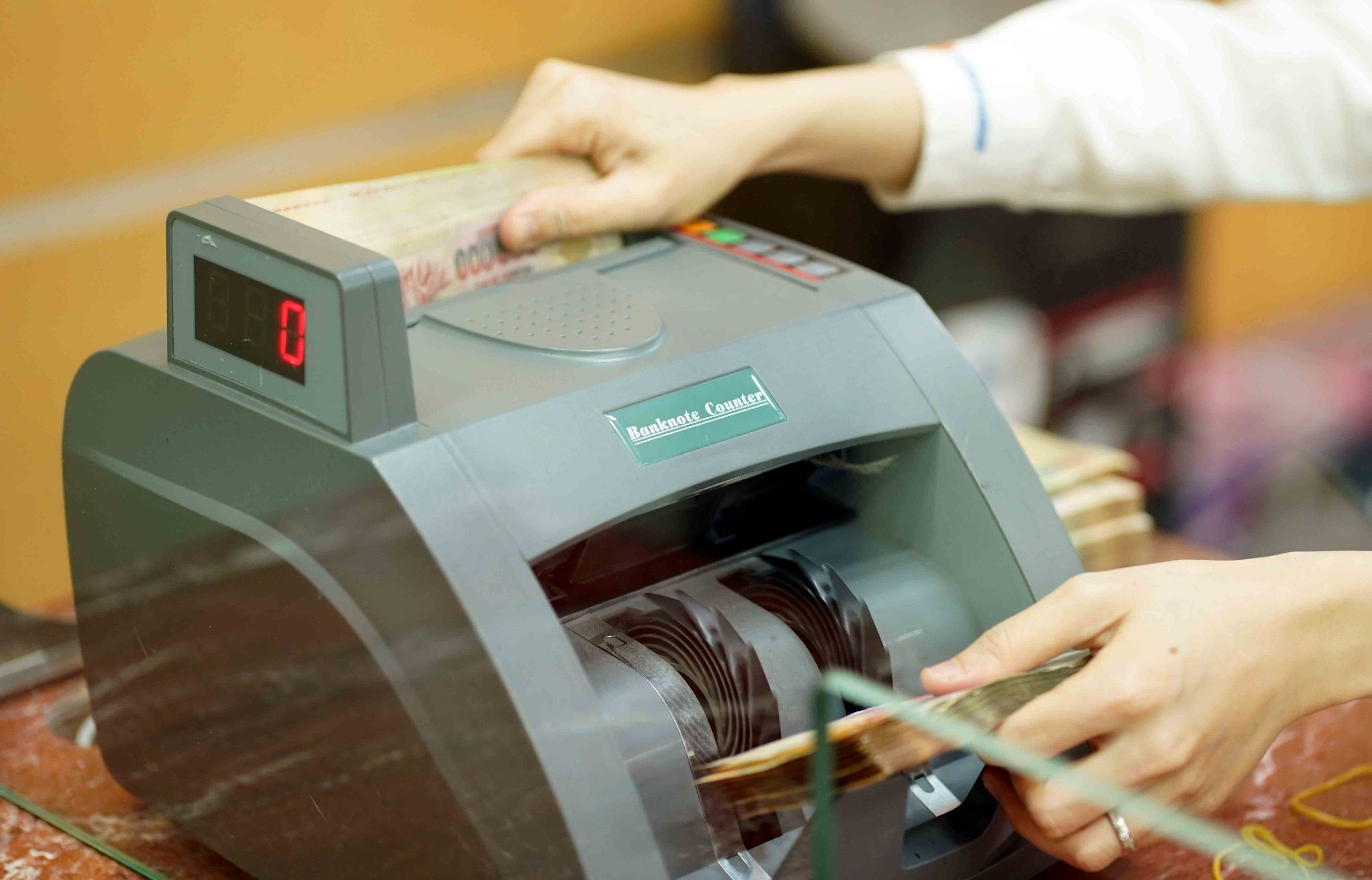 Nắng nóng kỷ lục giúp doanh nghiệp điện thu lợi nhuận 'khủng'- Ảnh 1. Nắng nóng đỉnh điểm trong tháng 4 giúp doanh nghiệp điện có lợi nhuận lớn