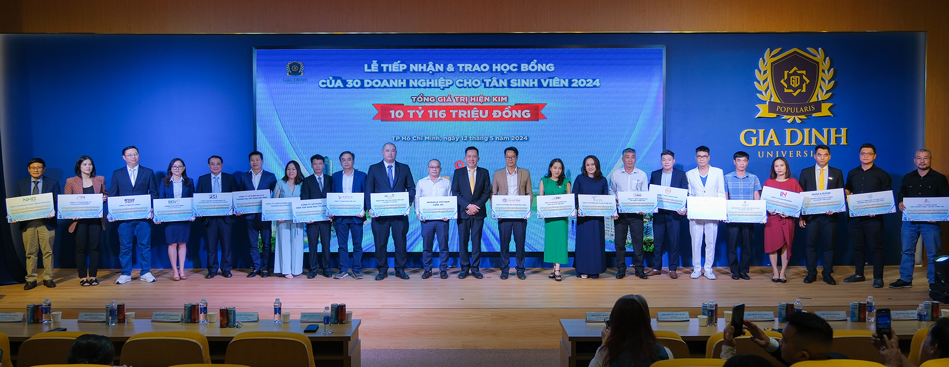 Đại diện các doanh nghiệp tham gia trao học bổng tại sự kiện