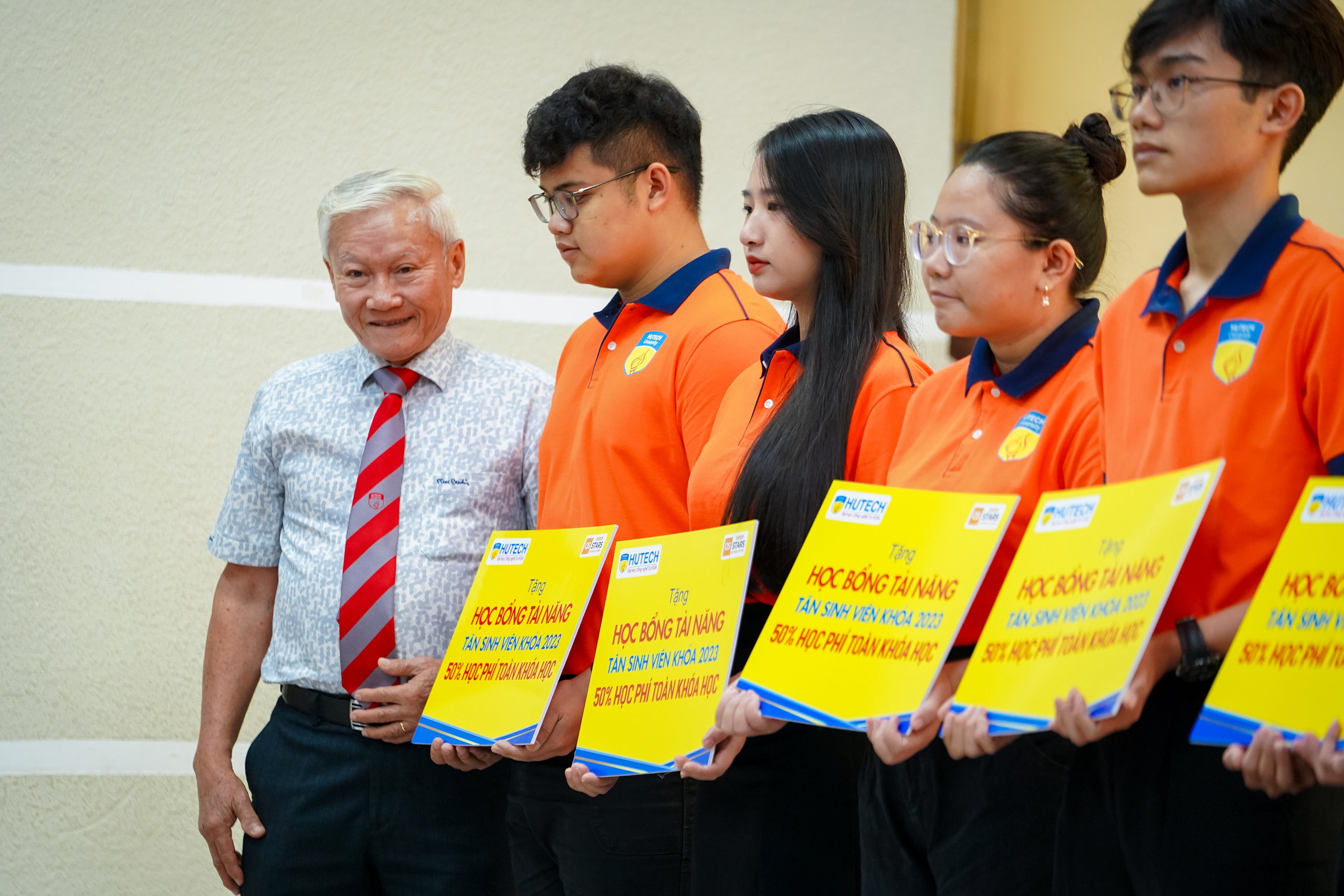 Nhận ngay học bổng 50% học phí khi đăng ký nguyện vọng 1 vào HUTECH- Ảnh 1.