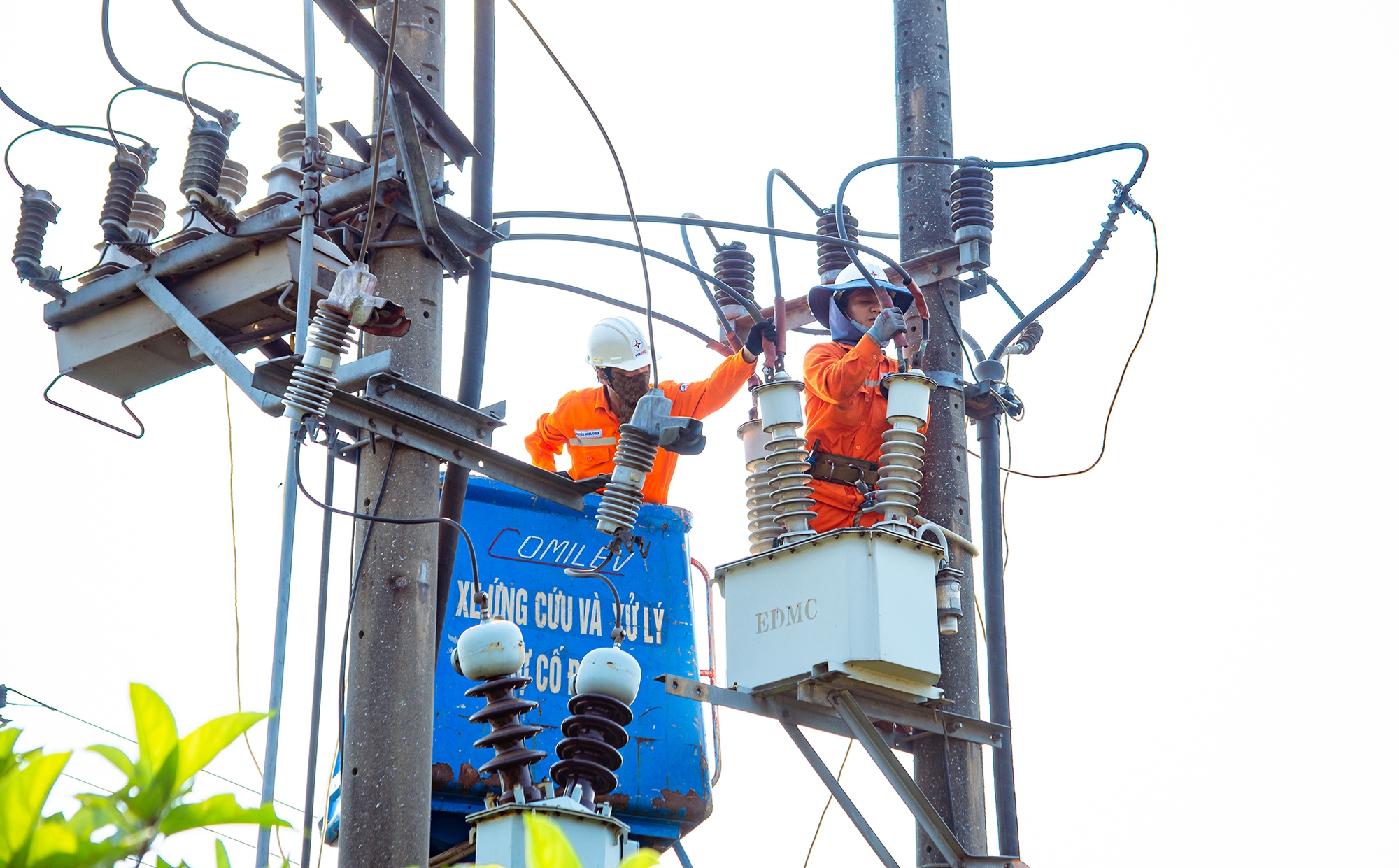 Nhiều quận tại TP.HCM bị cúp điện do quá tải cục bộ- Ảnh 1. Sửa chữa điện mùa nắng nóng