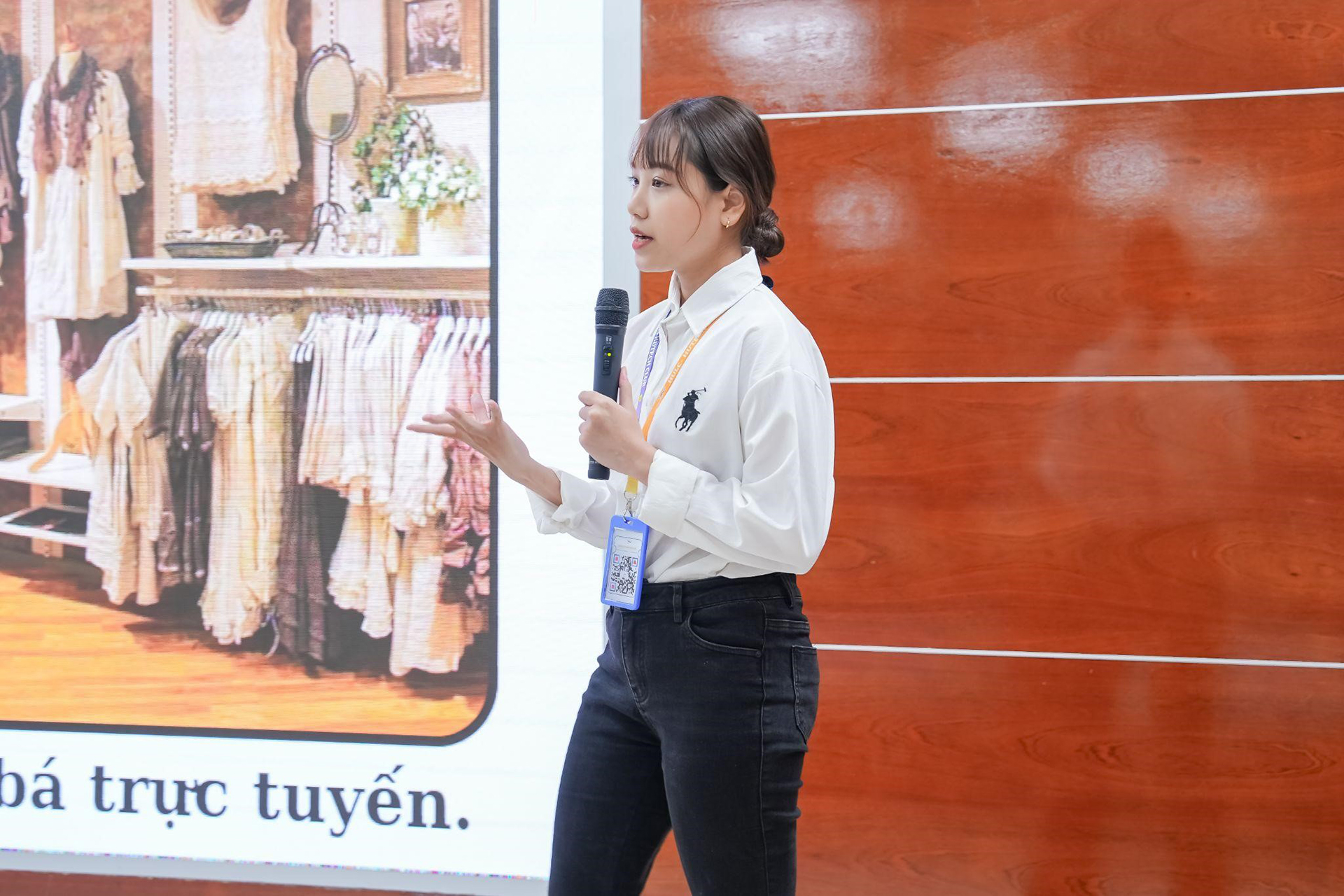 Sinh viên rèn bản lĩnh doanh nhân khi học Quản trị kinh doanh tại HUTECH