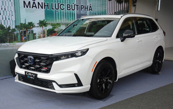 Ô tô hybrid tại Việt Nam vẫn hút khách bất chấp sức mua giảm