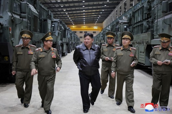 Ông Kim Jong-un thị sát hệ thống tên lửa chiến thuật mới