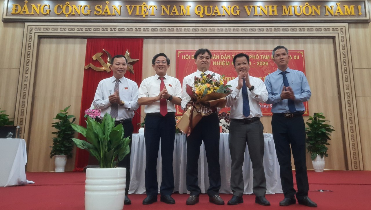 Ông Nguyễn Duy Ân được bầu giữ chức Chủ tịch UBND TP.Tam Kỳ, Quảng Nam- Ảnh 1. Ông Nguyễn Duy Ân được bầu giữ chức Chủ tịch UBND TP.Tam Kỳ, Quảng Nam- Ảnh 1.