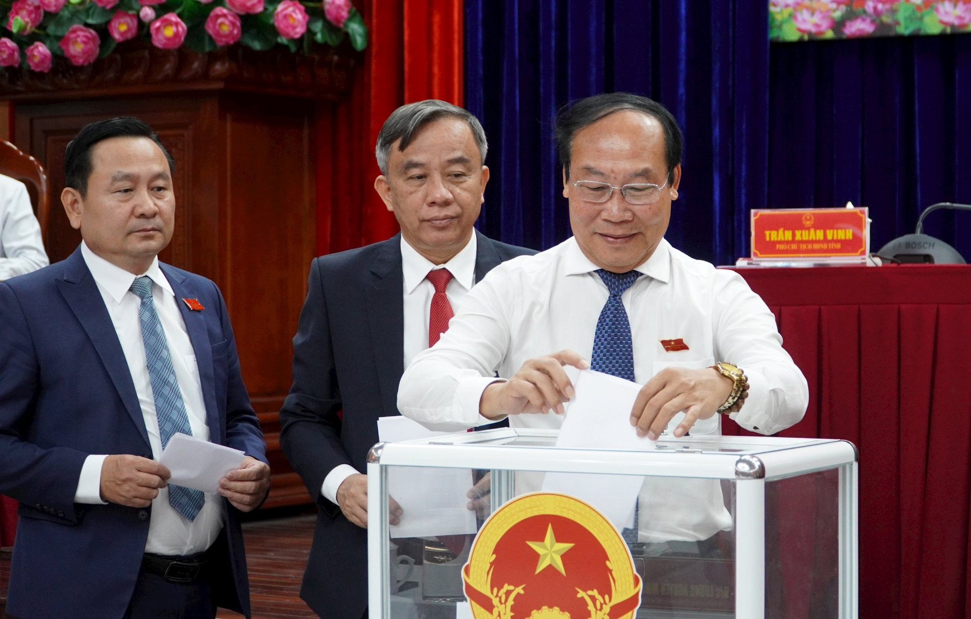 Ông Trần Xuân Vinh (giữa) bỏ phiếu bầu tại kỳ họp thứ 22 HĐND tỉnh Quảng Nam