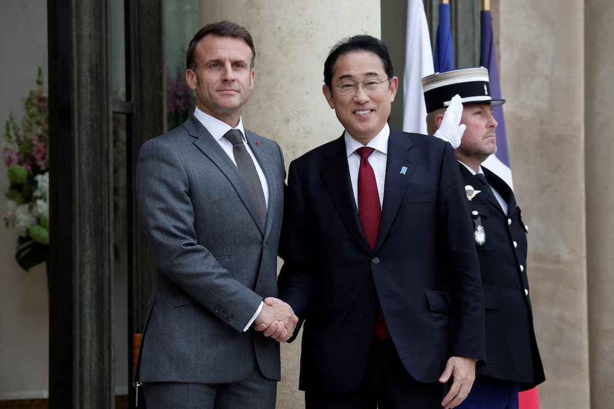 Thủ tướng Nhật Bản Kishida Fumio (phải) gặp Tổng thống Pháp Emmanuel Macron tại Cung điện Elysee ở Paris (Pháp) vào ngày 2.5.2024.