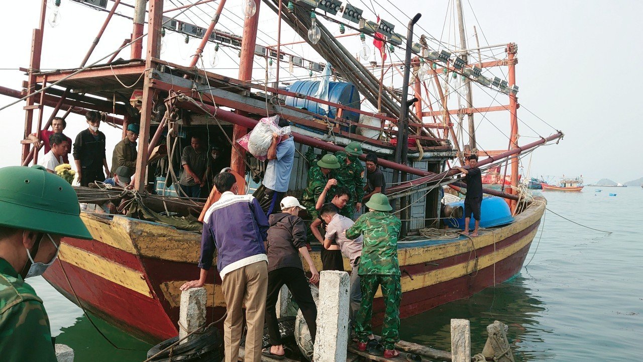 Quảng Bình: Cứu sống 12 ngư dân chìm tàu, tiếp tục tìm 11 ngư dân mất tích- Ảnh 1.