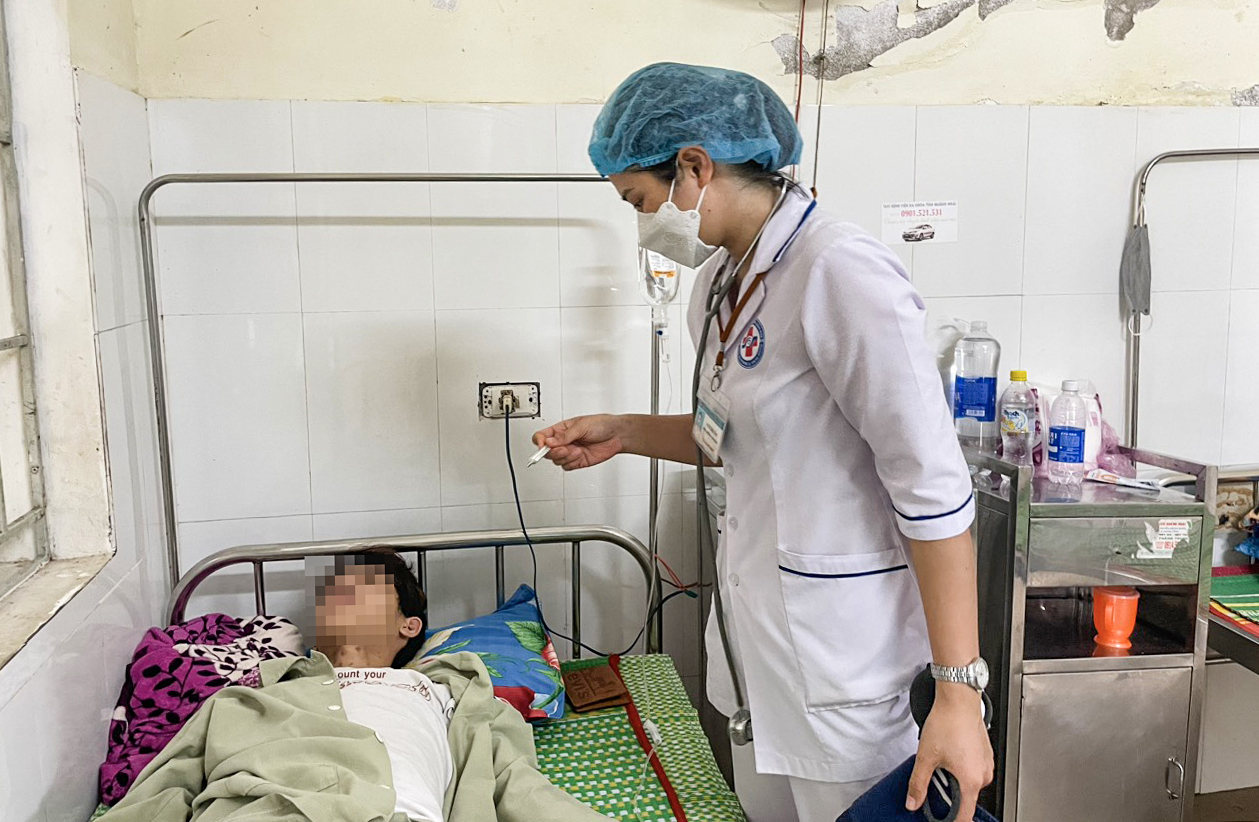 Quảng Ngãi: 6 người nhập viện nghi ngộ độc thực phẩm sau khi ăn bánh mì- Ảnh 1.