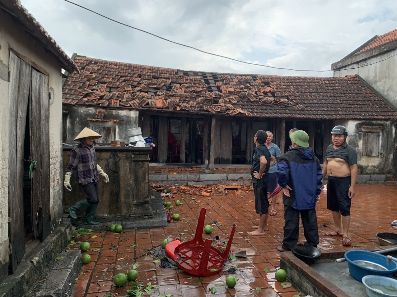 Nhà dân bị tốc mái sau trận lốc xoáy