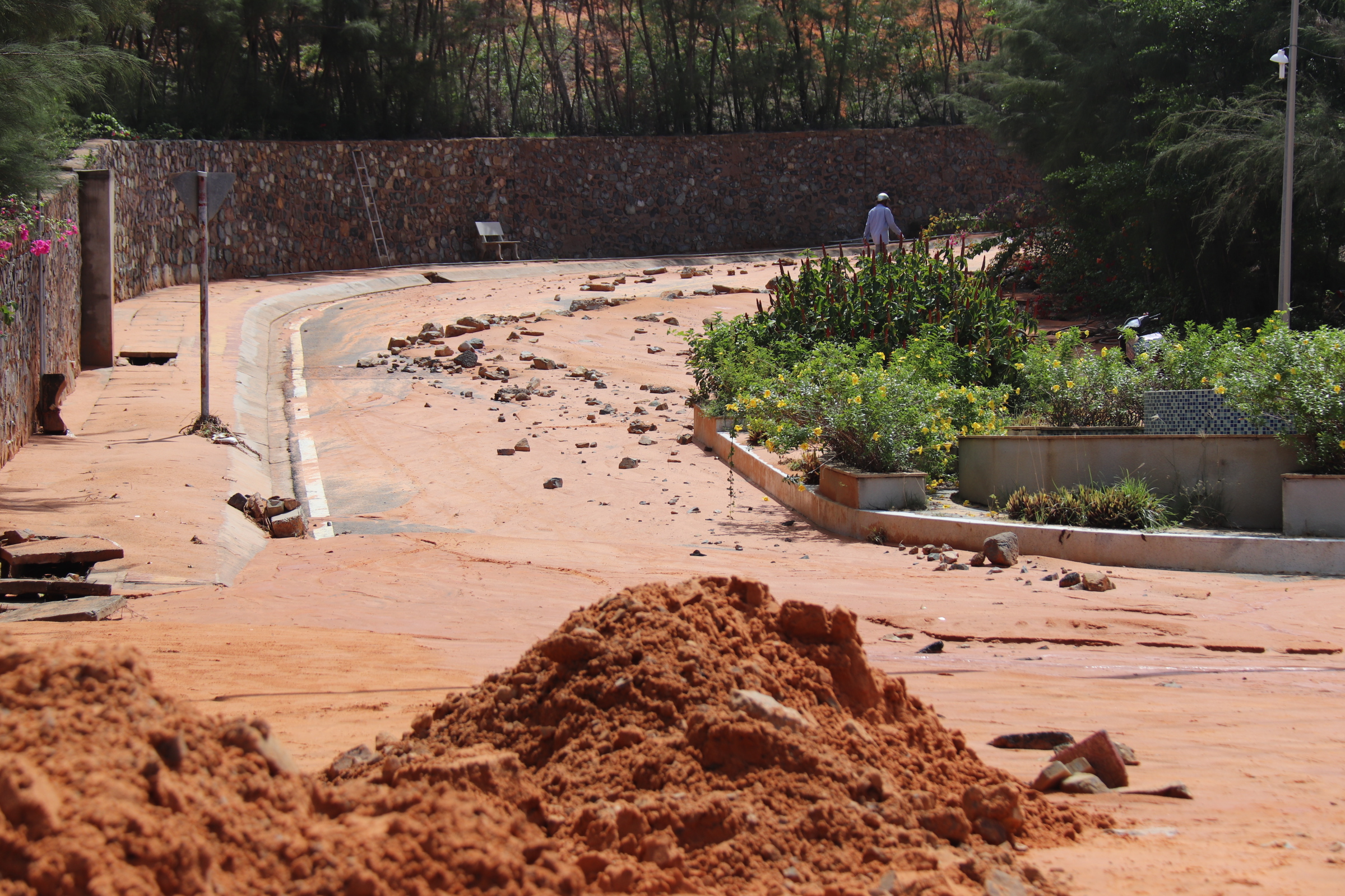 Cát tràn từ bên trong  dự án bất động sản ra đường ven biển Mũi Né do mưa lớn rạng sáng 21.5