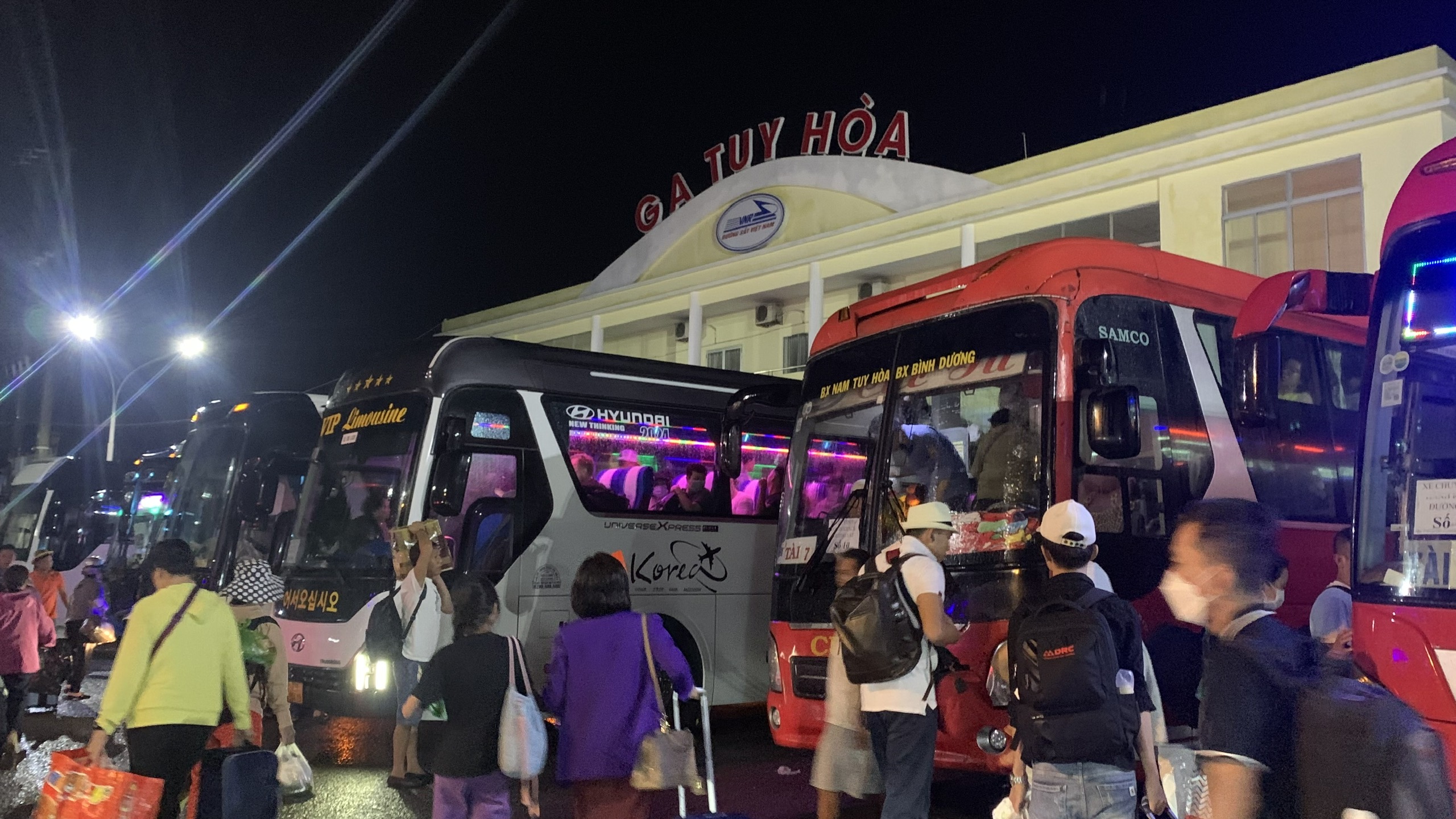 Sạt lở tại hầm đường sắt Chí Thạnh: Xuyên đêm chuyển tải khách đến ga kế tiếp- Ảnh 1. Các xe khách được huy động chuyển tải hành khách sau sự cố sạt lở tại hầm đường sắt Chí Thạnh