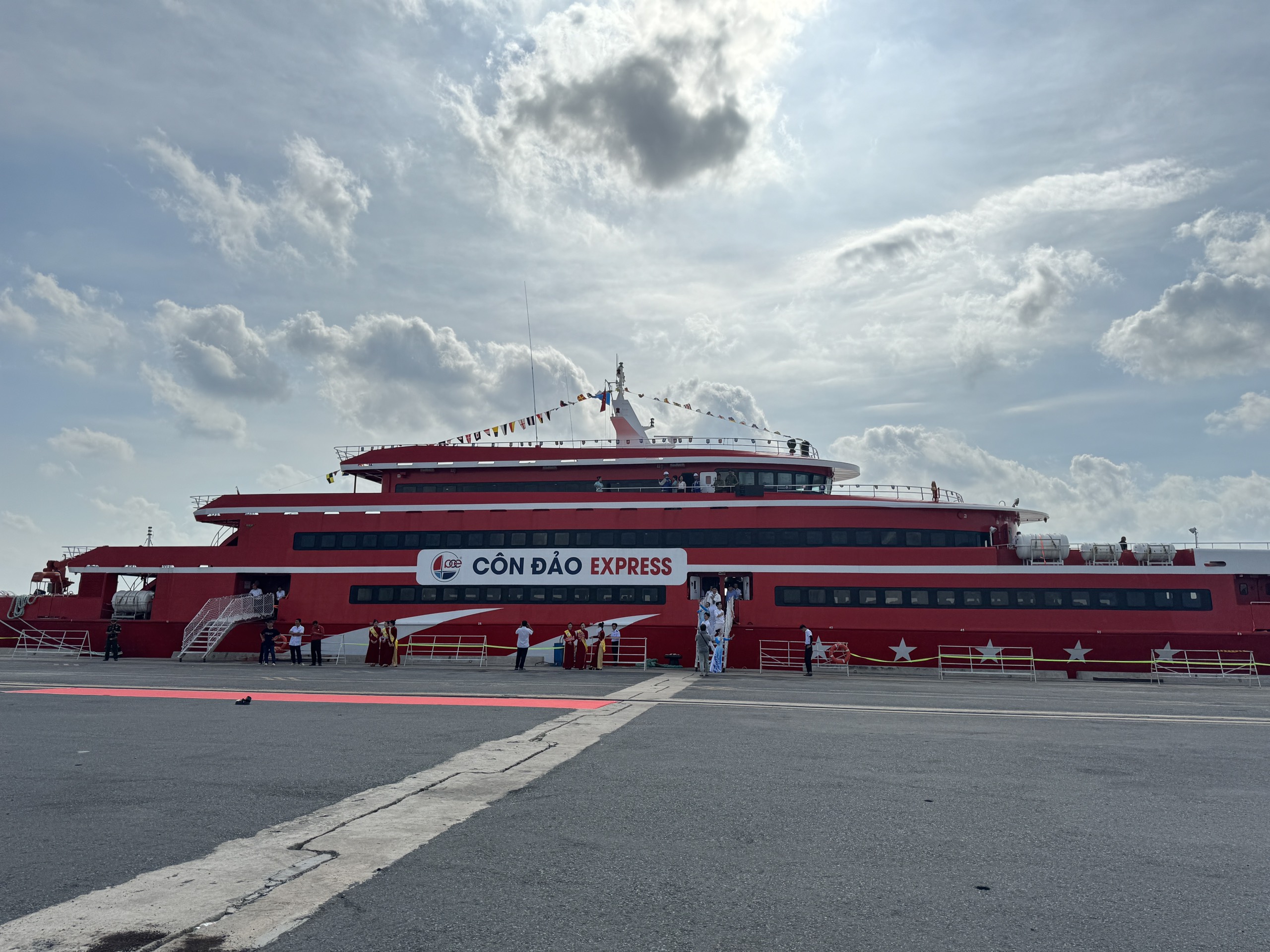 'Siêu' tàu cao tốc kéo khoảng cách TP.HCM - Côn Đảo chỉ còn 4 giờ đi biển- Ảnh 1. 'Siêu' tàu cao tốc kéo khoảng cách TP.HCM - Côn Đảo chỉ còn 4 giờ đi biển- Ảnh 1.