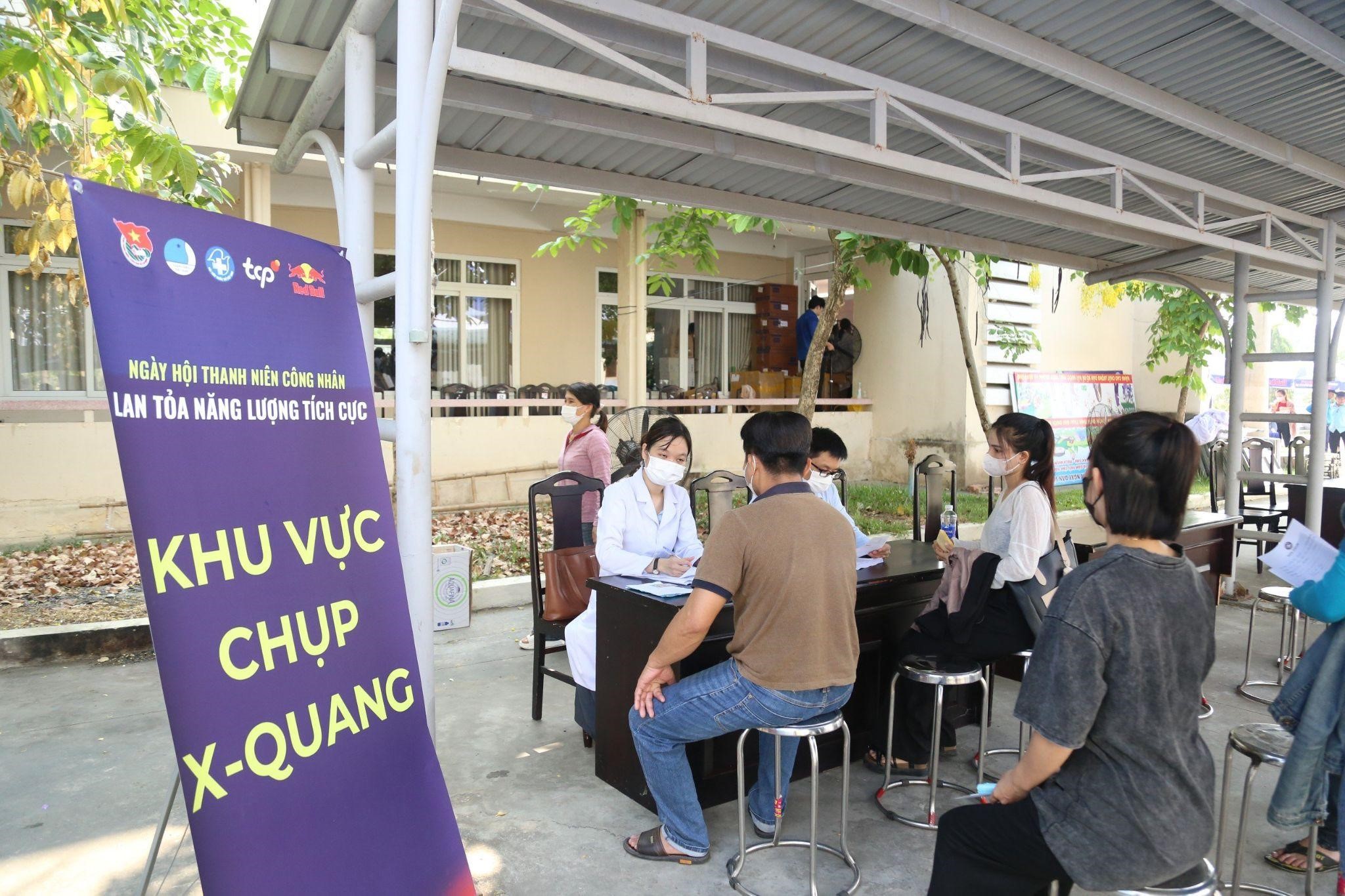 Đông đảo công nhân đã được nhận các dịch vụ chăm sóc y tế tận tình, chuyên nghiệp từ đội ngũ y bác sĩ, nhân viên y tế của Hội Thầy thuốc trẻ Việt Nam Đông đảo công nhân đã được nhận các dịch vụ chăm sóc y tế tận tình, chuyên nghiệp từ đội ngũ y bác sĩ, nhân viên y tế của Hội Thầy thuốc trẻ Việt Nam