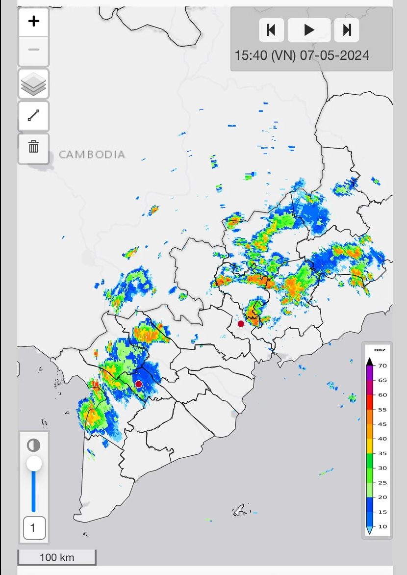Ảnh radar cho thấy, mây giông đang di chuyển về phía TP.HCM có khả năng gây mưa to nhiều nơi. Đài Khí tượng thủy văn Nam bộ phát tin cảnh báo cho biết mây giông từ khu vực Đồng Nai, Bình Dương đang di chuyển về phía TP.HCM. Những khu vực như: Thủ Đức, Hóc Môn, Gò Vấp, Củ Chi, Q.12... có khả năng mưa to và gió giật mạnh.