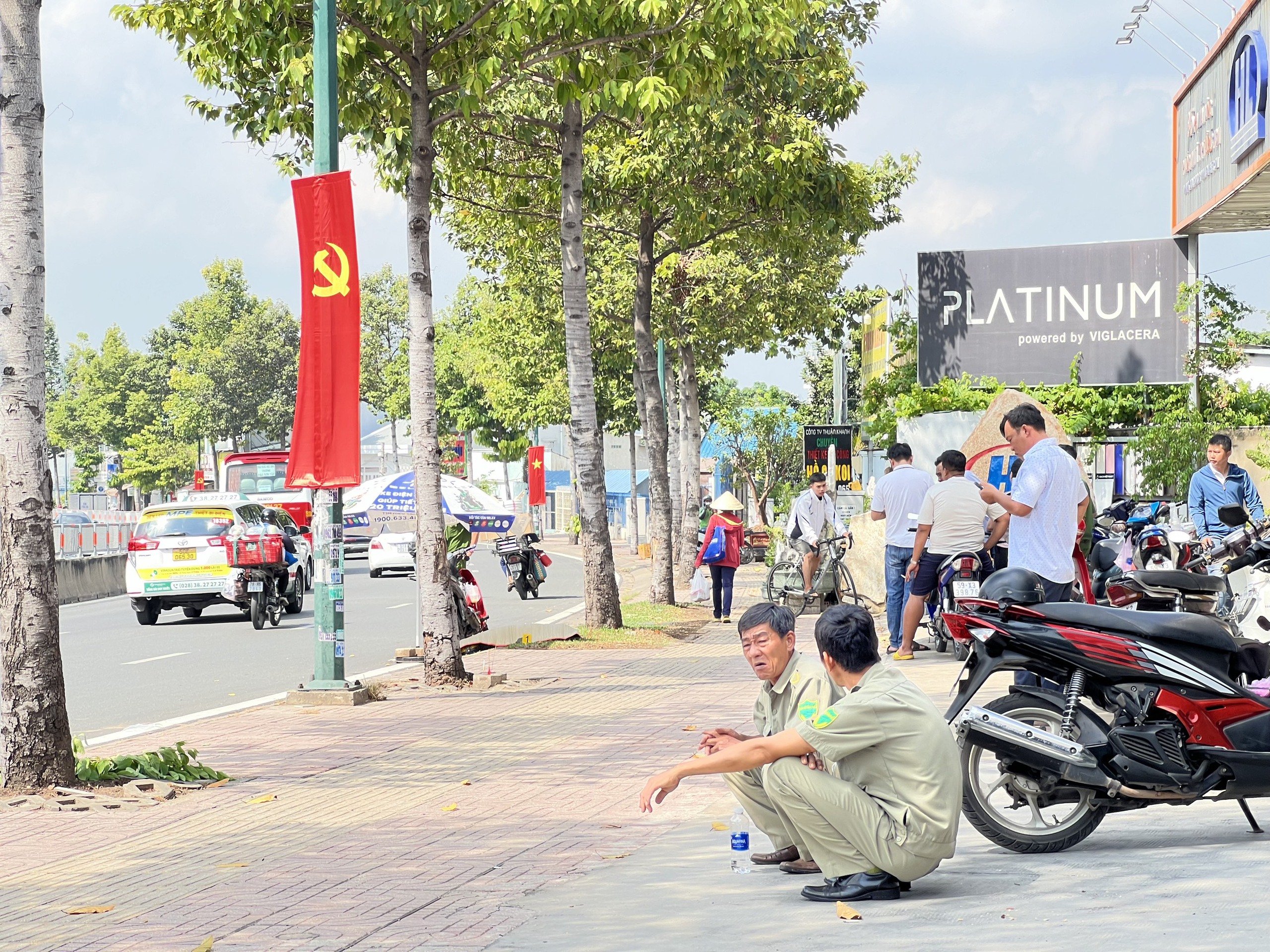 Rất đông lực lượng chức năng tại hiện trường vụ người đàn ông tử vong bên lề đường Phạm Văn Đồng, TP.Thủ Đức, TP.HCM