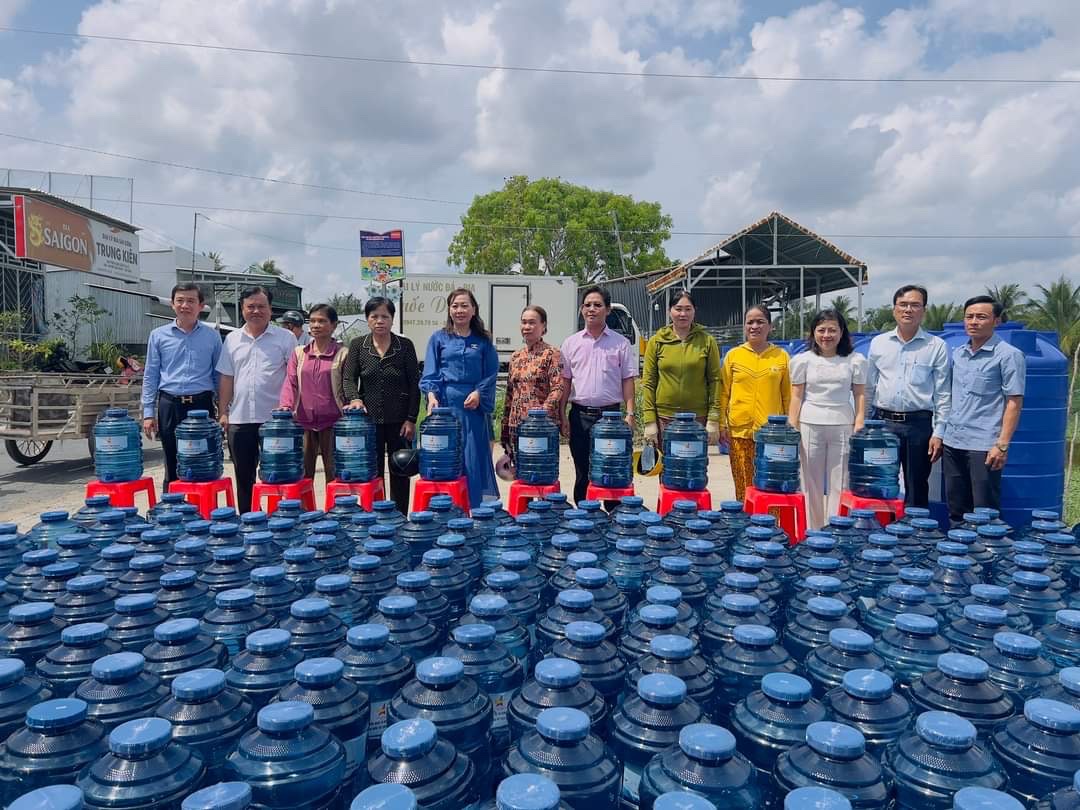 Hội Doanh nhân trẻ Việt Nam trao tặng nước ngọt giúp bà con vùng hạn mặn Đồng bằng sông Cửu Long