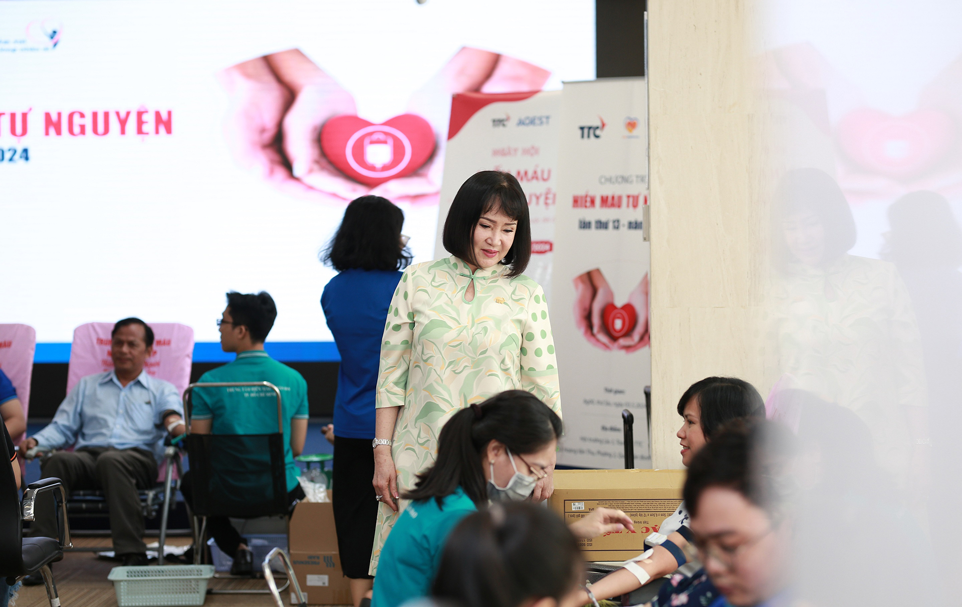 Bà Huỳnh Bích Ngọc - Phó Chủ tịch Thường trực, Tổng giám đốc Tập đoàn TTC trực tiếp động viên, gửi lời cảm ơn, khích lệ tinh thần người tham gia hiến máu