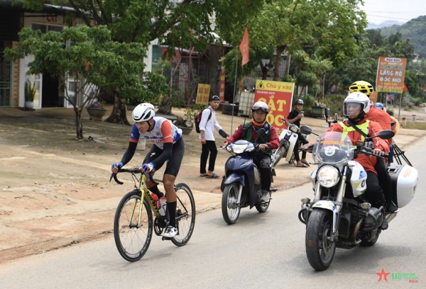 Tay đua Vĩnh Long độc diễn, đoạt áo vàng giải xe đạp 'Về Điện Biên Phủ 2024’ Tay đua Vĩnh Long độc diễn, đoạt áo vàng giải xe đạp 'Về Điện Biên Phủ 2024’