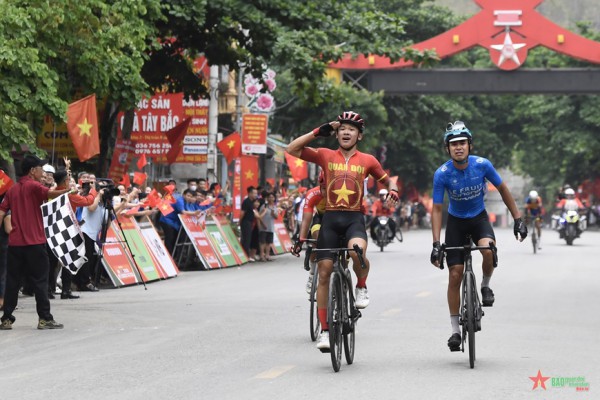 Tay đua khoác áo lính tạo kỷ lục cực kỳ ấn tượng giải xe đạp 'Về Điện Biên Phủ 2024’