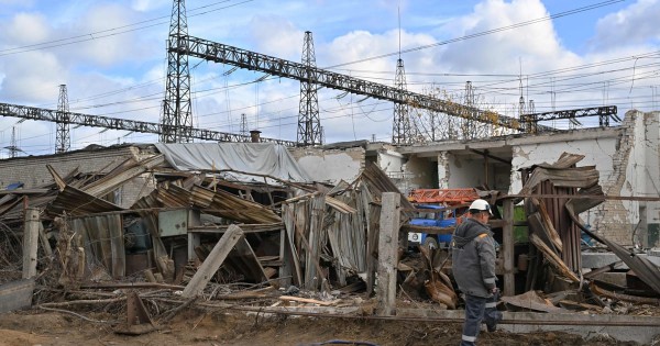 Tên lửa Nga tấn công các nhà máy điện ở miền Tây Ukraine Tên lửa Nga tấn công các nhà máy điện ở miền Tây Ukraine