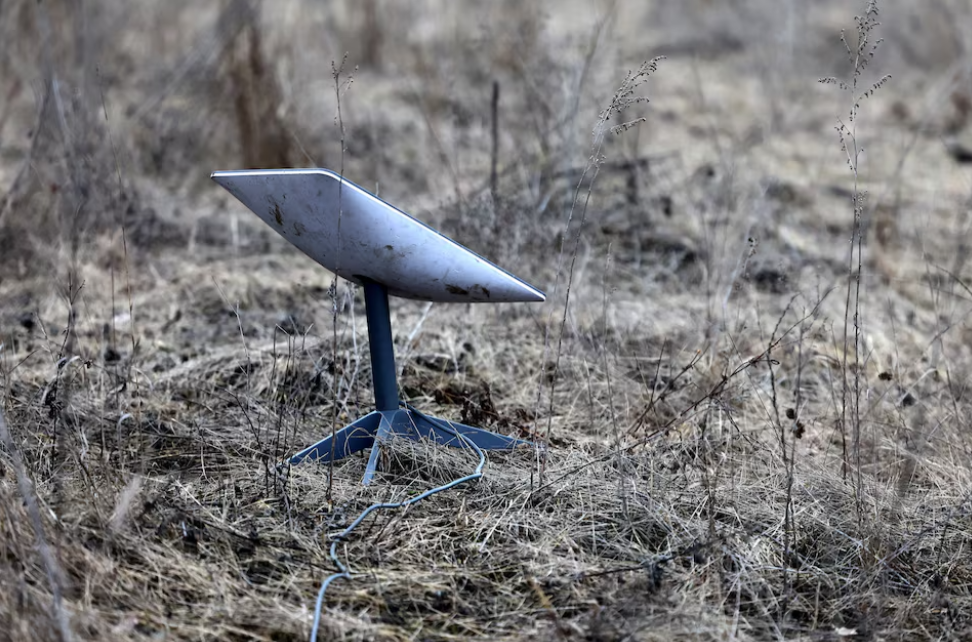 Cỗng kết nối internet vệ tinh Starlink gần Bakhmut thuộc Donetsk (Ukraine) ngày 8.3.2023