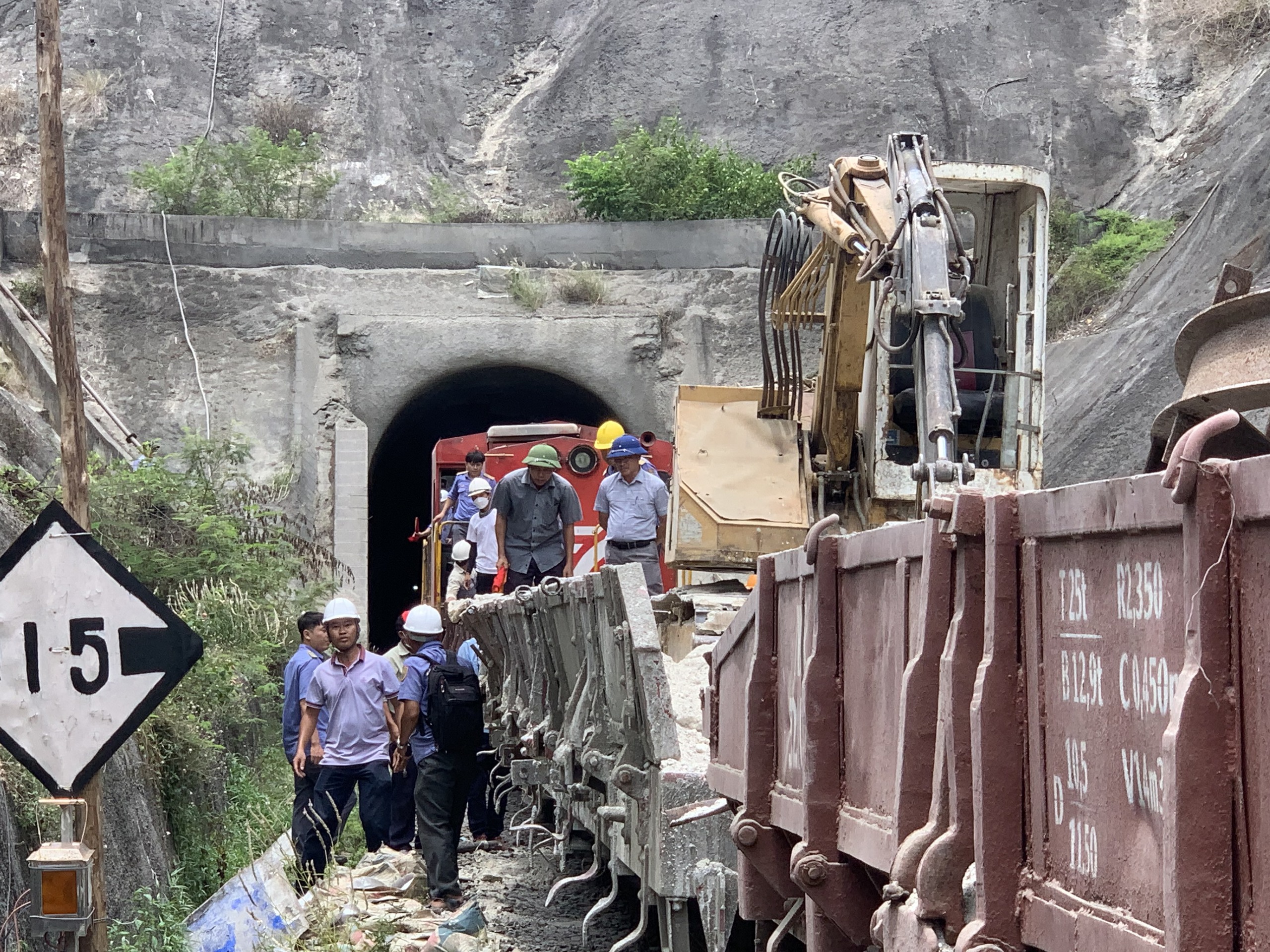 Thông hầm đường sắt Chí Thạnh sau 10 ngày sạt lở- Ảnh 2.