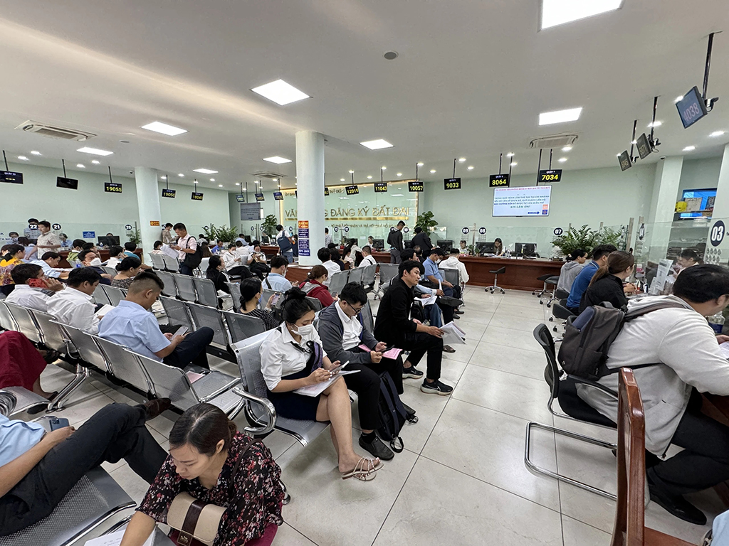 Thu hồi sổ đỏ cấp sai: Quy định có lợi cho người dân- Ảnh 1. Người dân làm thủ tục cấp sổ đỏ tại Chi nhánh Văn phòng đăng ký đất đai TP.Thủ Đức