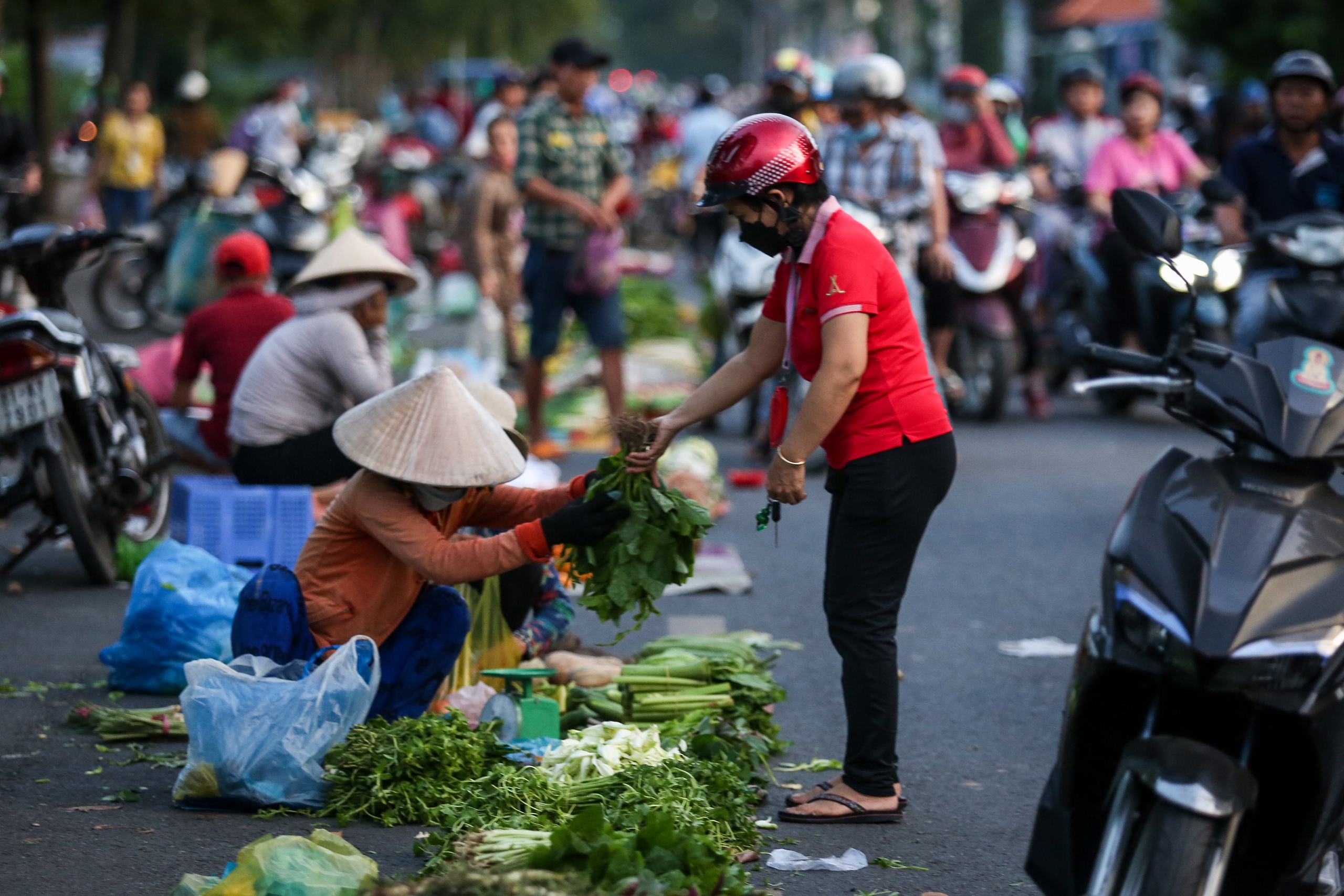 Tiền lương tối thiểu vùng được xác lập dựa trên các yếu tố nào?- Ảnh 1. Dự kiến từ ngày 1.7, mức lương tối thiểu vùng sẽ tăng lên 6%