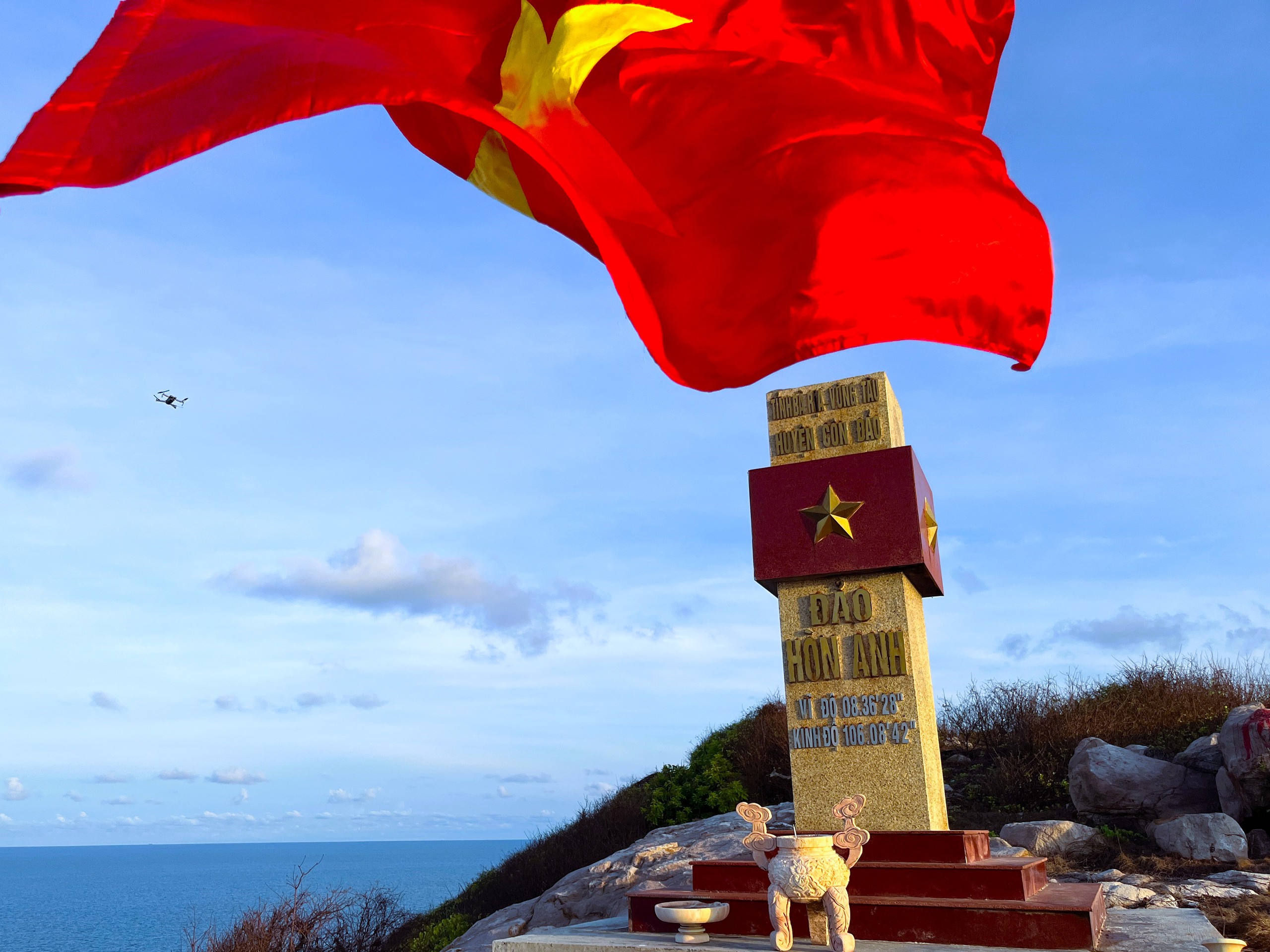 Tìm đảo ở… Côn Đảo: Hòn Anh xa nhất quần đảo- Ảnh 1. Cột cờ Tổ quốc trên đảo Hòn Anh