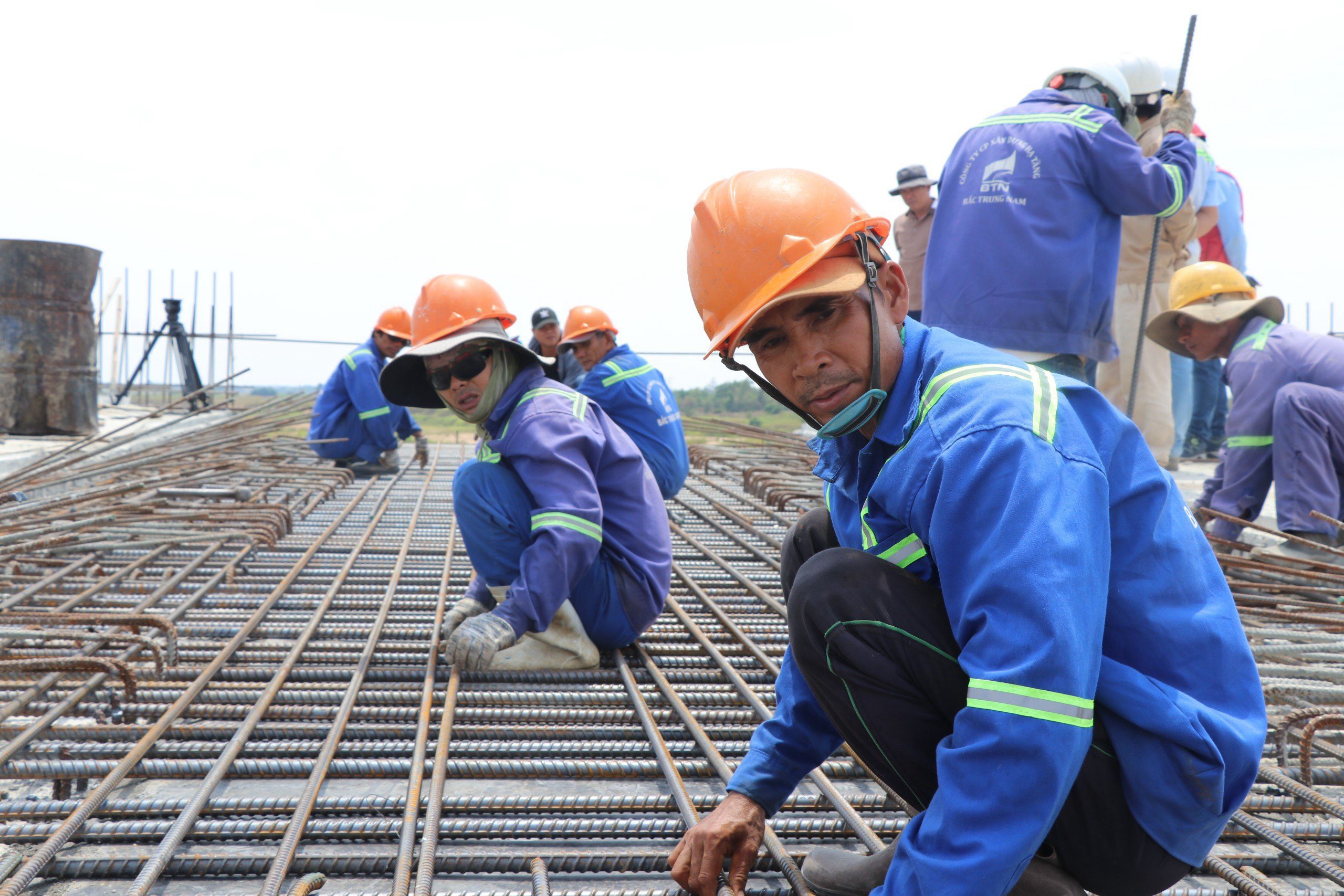 Tỉnh ủy Phú Yên yêu cầu thực hiện nghiêm quy định về an toàn lao động- Ảnh 1. Công nhân thi công tại cầu Đà Rằng bắc qua sông Ba (Phú Yên), thuộc dự án cao tốc Bắc - Nam, đoạn Vân Phong - Chí Thạnh
