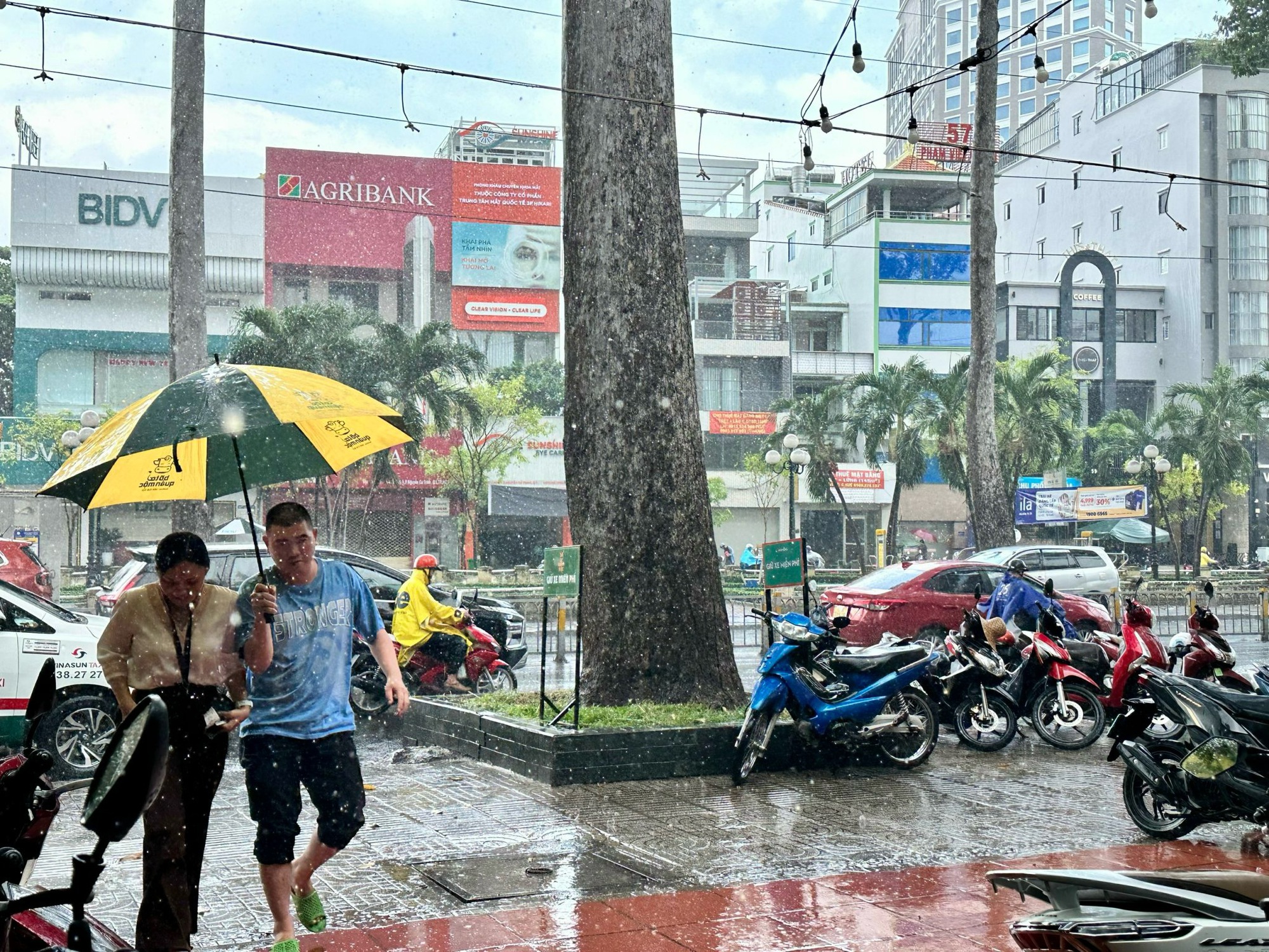Trên đường Nguyễn Thị Minh Khai, Q.3, mưa khá to khiến nhiều người bất ngờ. Một số người thủ sẵn áo mưa vội vã mặc tránh ướt