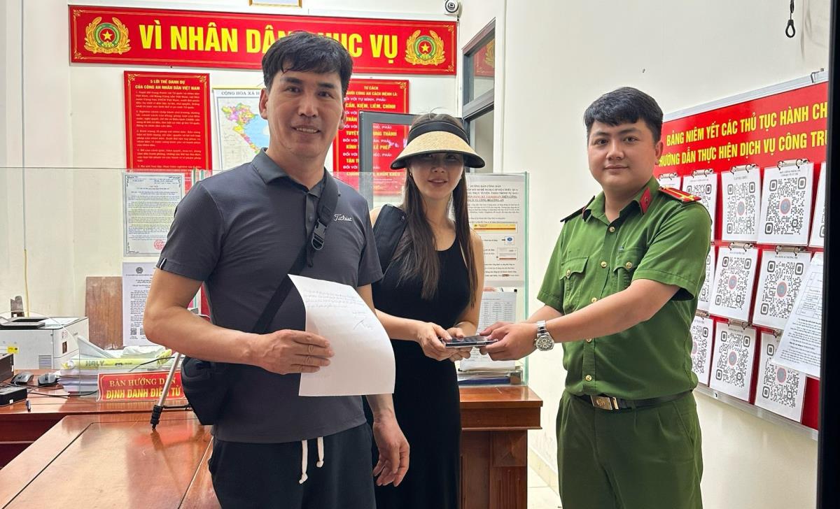 Chị Jiwon Park cùng bạn nhận lại 2 điện thoại và viết thư cảm ơn lực lượng công an