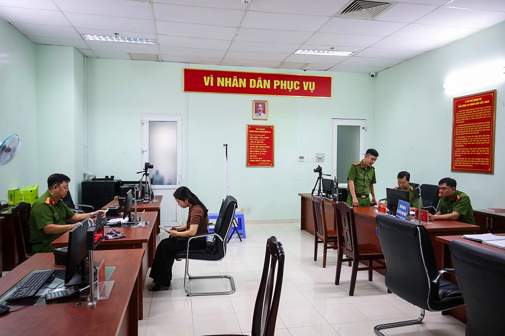 Người dân TP.HCM đi làm căn cước công dân