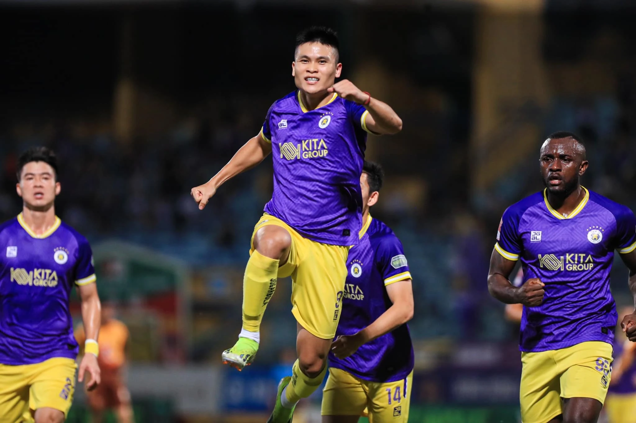 Tuấn Hải và Văn Quyết cực hay, CLB Hà Nội ngắt mạch 9 trận bất bại của HAGL