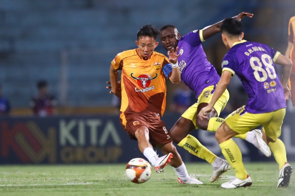 Tuấn Hải và Văn Quyết cực hay, CLB Hà Nội ngắt mạch 9 trận bất bại của HAGL