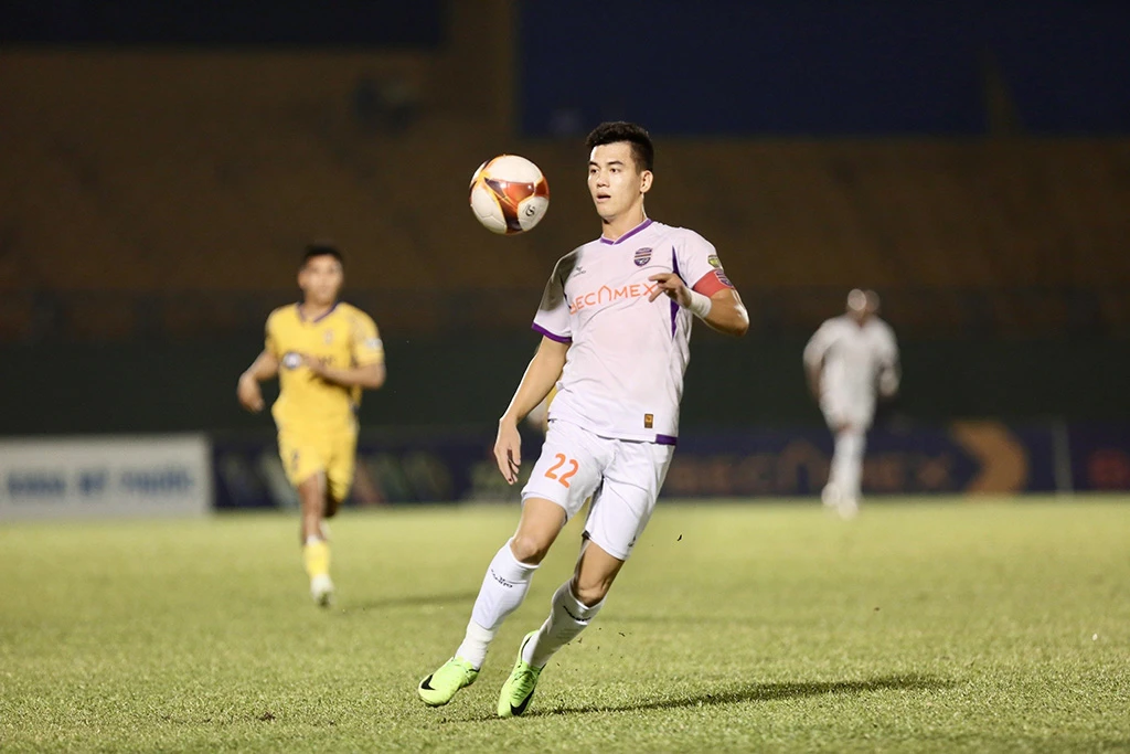 V-League 2023-2024: HLV Lê Huỳnh Đức 'soán ngôi' Kiatisak? V-League 2023-2024: HLV Lê Huỳnh Đức 'soán ngôi' Kiatisak?