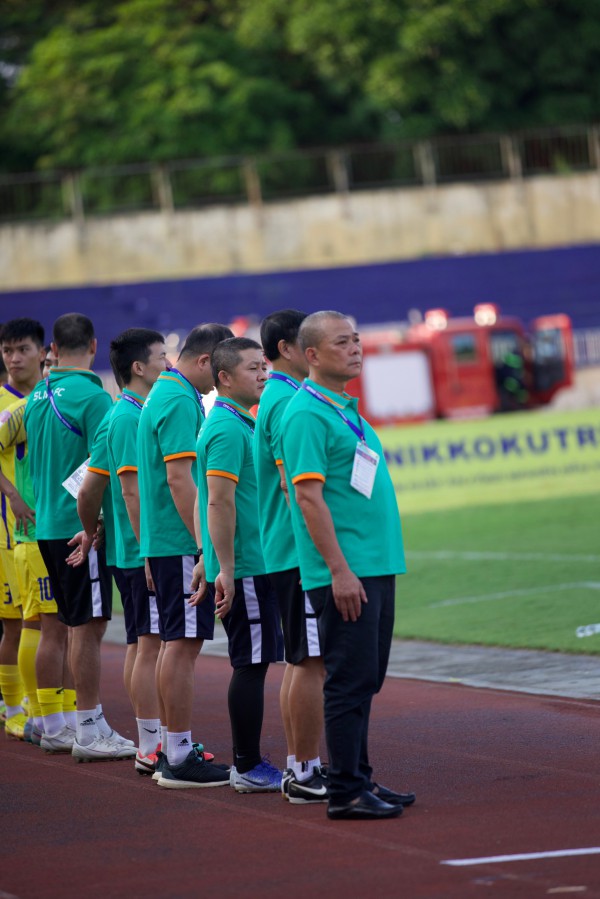 V-League lại quay cuồng trong vòng xoáy ‘luân chuyển cán bộ’, HLV nào trụ lại cuối mùa? V-League lại quay cuồng trong vòng xoáy ‘luân chuyển cán bộ’, HLV nào trụ lại cuối mùa?