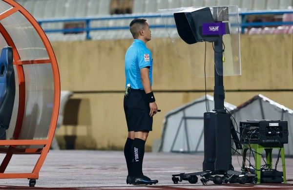 VAR xuất hiện ở 4 trận cực nóng V-League, cả chung kết ngược và đua tranh vô địch