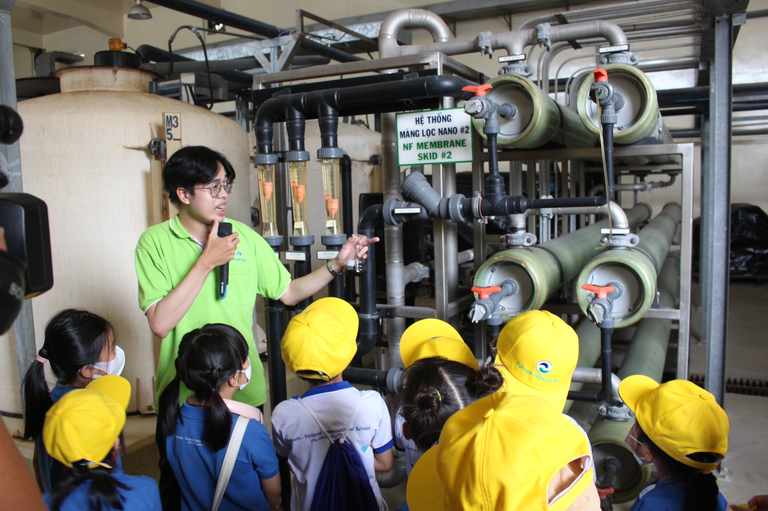 Học sinh Trường VFIS tham quan hệ thống xử lý rác thải tại Khu liên hợp xử lý chất thải Đa Phước