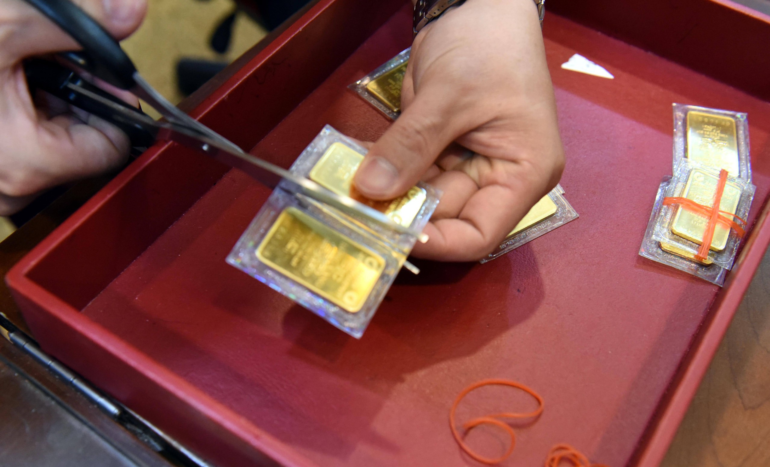 Vàng miếng SJC 'tụt áp', giảm thêm gần 2 triệu đồng/lượng trong chớp mắt- Ảnh 1.