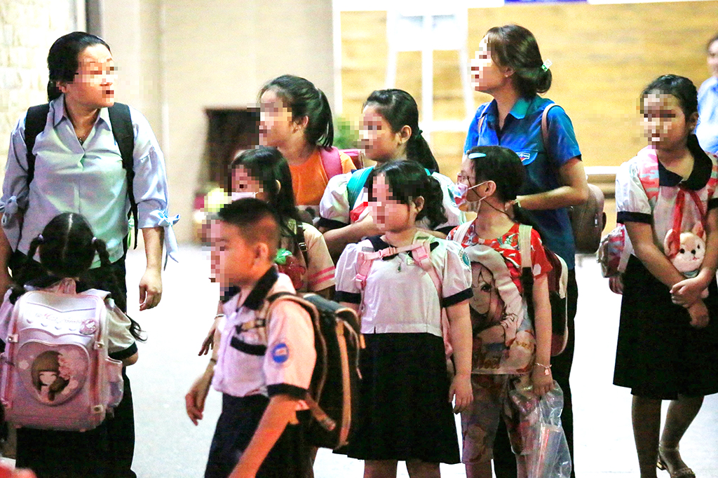 Vì sao cấm nhưng học sinh tiểu học vẫn học thêm?- Ảnh 1. Học sinh tiểu học ra về ở một trung tâm học thêm khi trời tối mịt